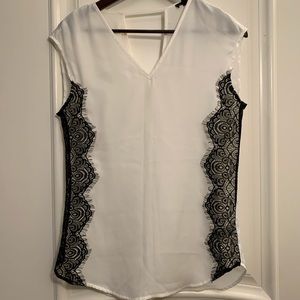 Dynamite V-Neck White Sleeveless Blouse with Lace